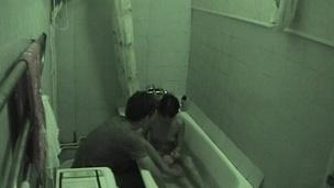 Amateur pair manages to have a fun hawt sex inside the diminutive bath